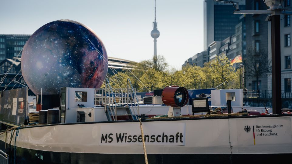 MS Wissenschaft Die MS Wissenschaft vor Anker in Berlin, im Hintergrund der Fernsehturm