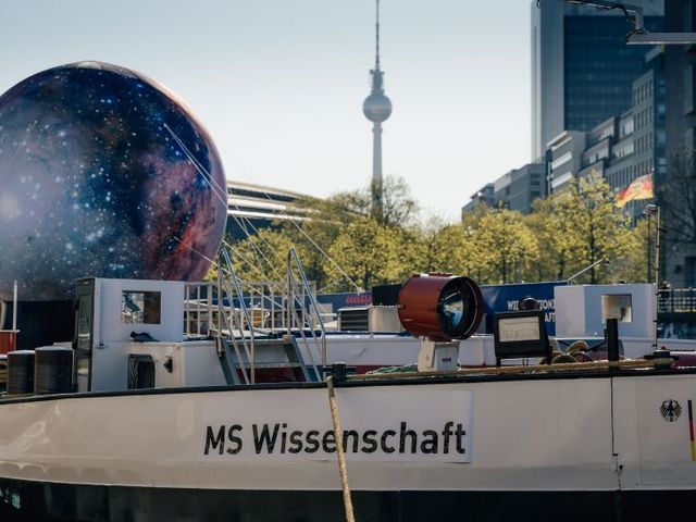 Die MS Wissenschaft vor Anker in Berlin, im Hintergrund der Fernsehturm
