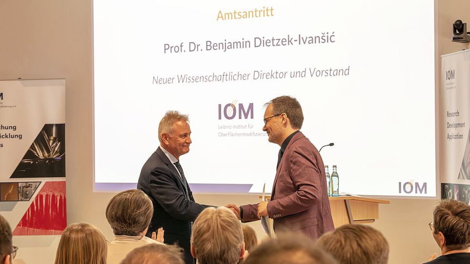 Benjamin Dietzek-Ivanšić (rechts) übernimmt die Leitung des IOM von André Anders.