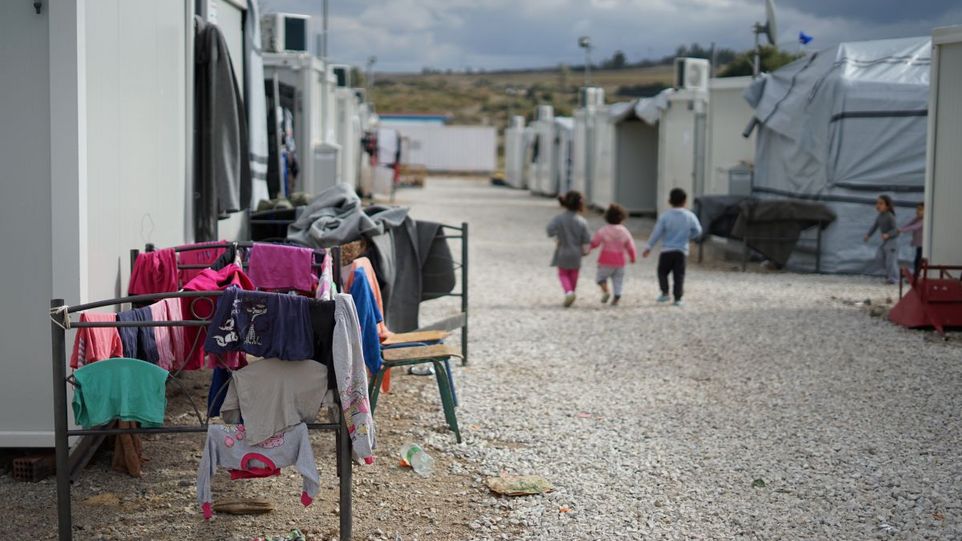 Kleine Kinder in einem Flüchtlingscamp