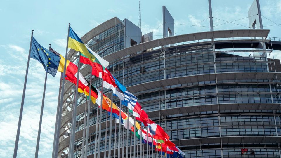 Gebäude mit Flaggen der EU-Mitgliedsstaaten