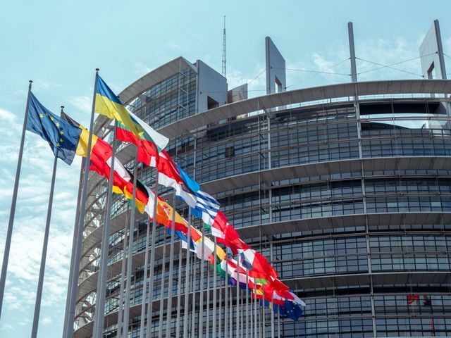 Gebäude mit Flaggen der EU-Mitgliedsstaaten