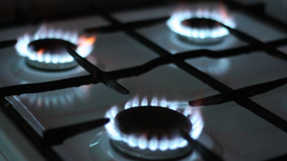Gasherd mit entzündeten Flammen