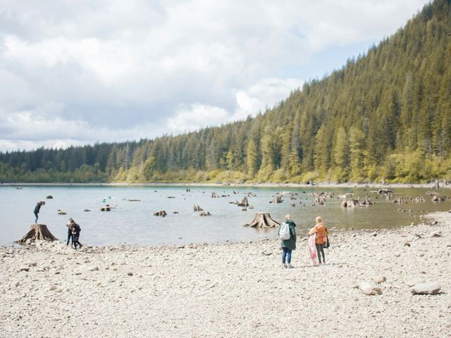 Halb ausgetrockneter See mit Menschen am Ufer