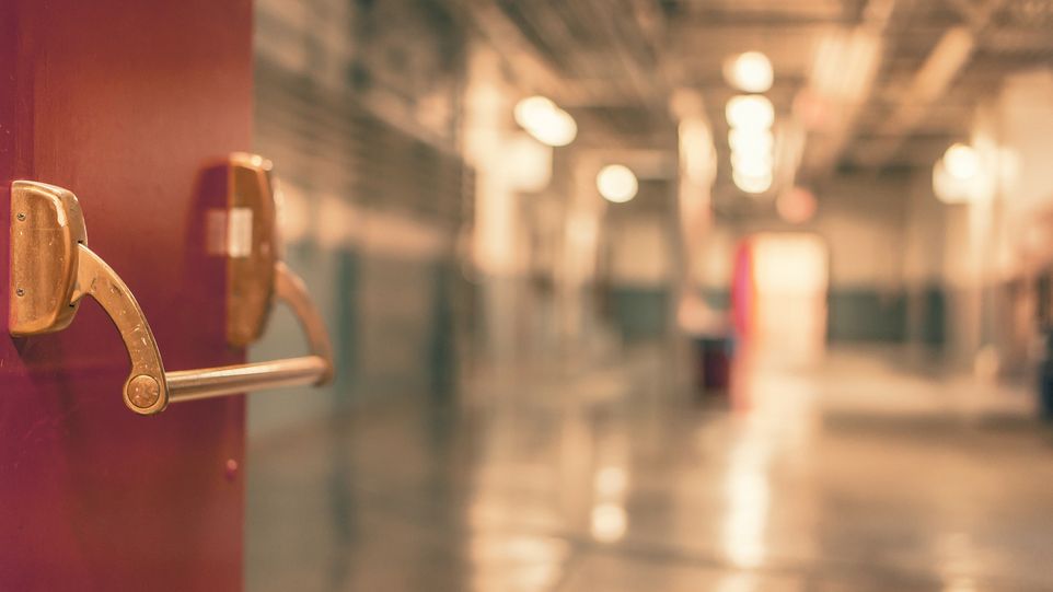Aufnahme durch eine geöffnete Tür, im Hintergrund verschwommener Krankenhausflur