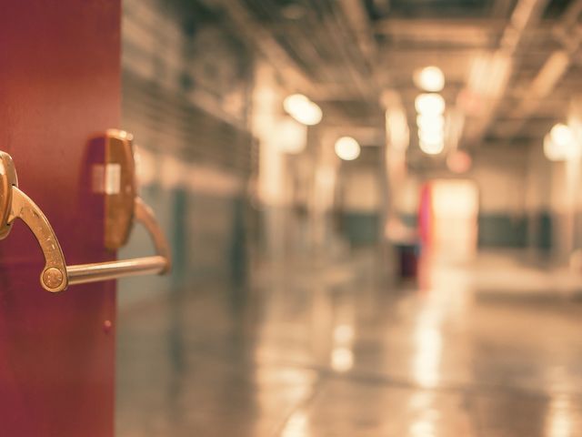 Aufnahme durch eine geöffnete Tür, im Hintergrund verschwommener Krankenhausflur