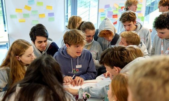 Diskutierende Schülergruppe