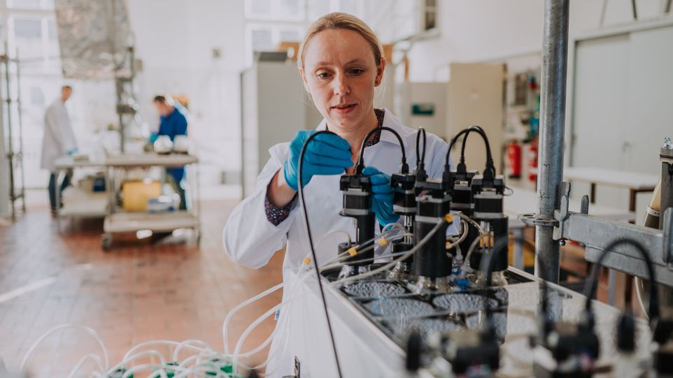 Wissenschaftlerin im Labor bedient Messgeräte