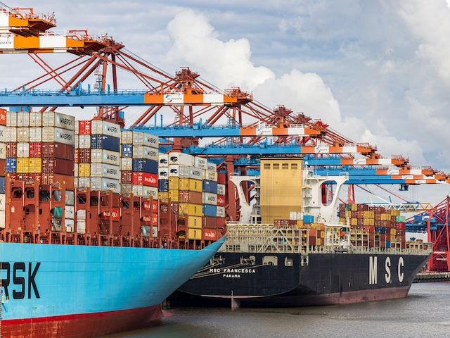 Zwei angelegte Containerschiffe, voll beladen mit Containern