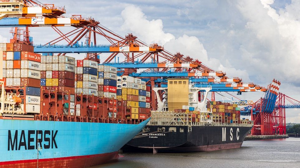 Zwei angelegte Containerschiffe, voll beladen mit Containern
