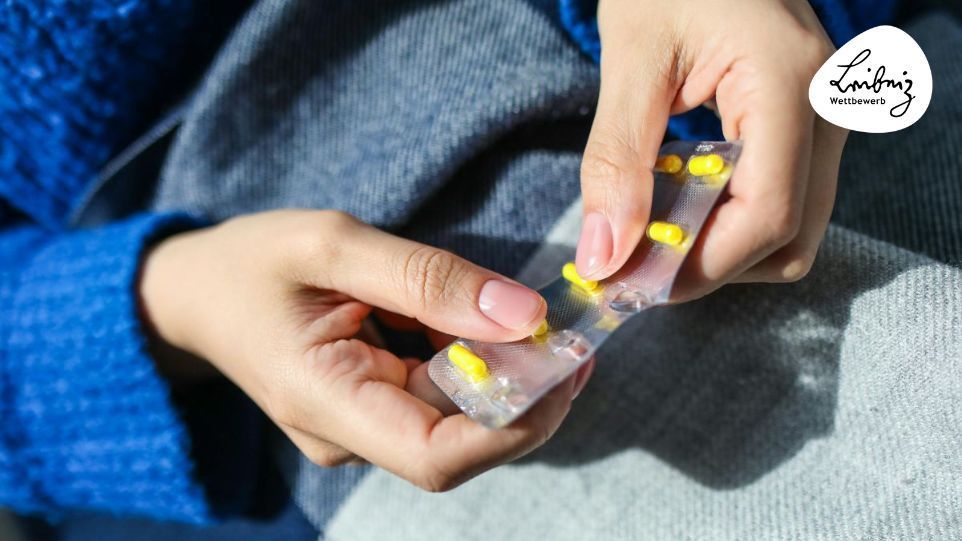 Hände mit Tablettenblister
