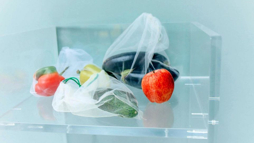 Gemüse und Obst im Kühlschrank