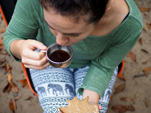 Frau trinkt Kaffee