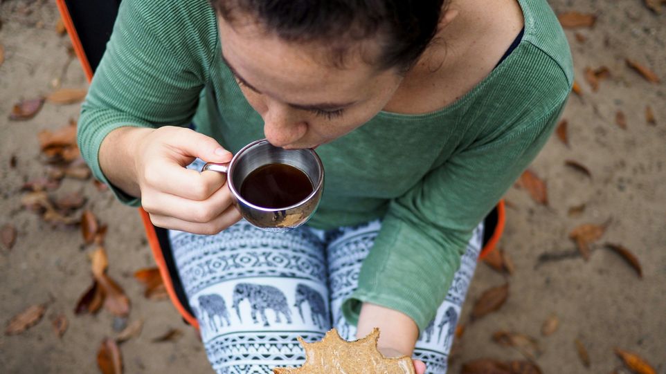 Frau trinkt Kaffee
