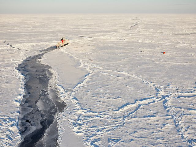 Die POLARSTERN im Eis