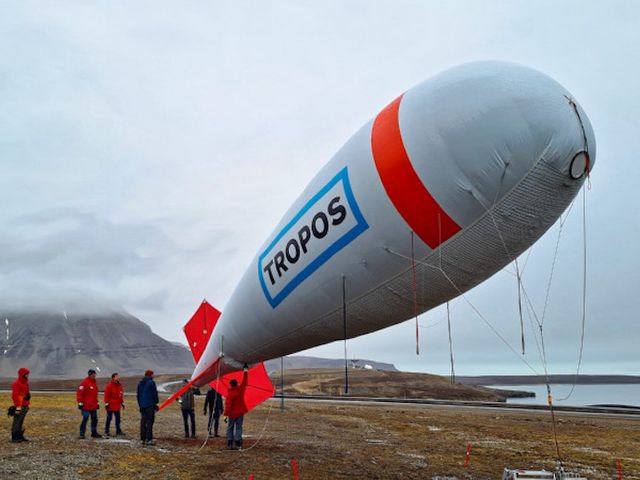 The tethered balloon "BELUGA" shortly before takeoff, in the background view of the Kongsfjord.