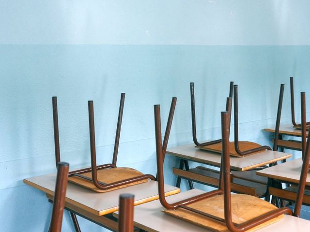 Schultische mit hochgestellten Stühlen