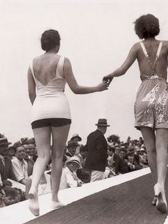 Miss Europa und Miss Amerika laufen 1929 gemeinsam als Miss Universe über einen Laufsteg im Freien. 