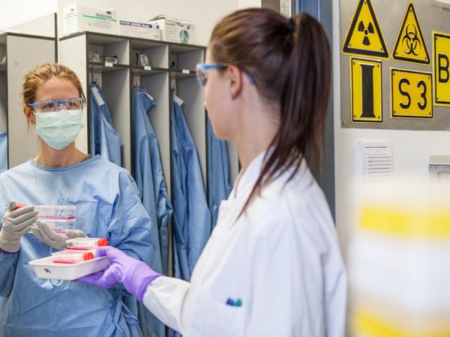 Zwei Frauen mit Kitteln im Labor
