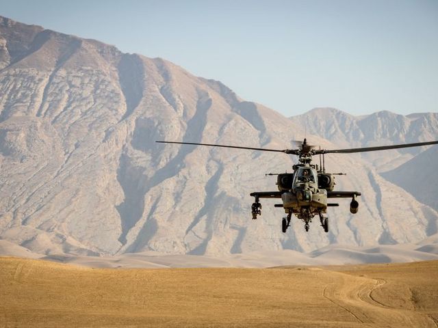 Militärhubschrauber landet in afghanischer Ebene