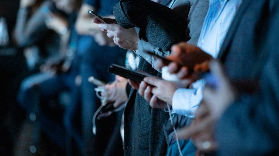 Personen mit Smartphone
