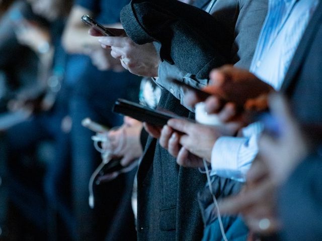 Personen mit Smartphone
