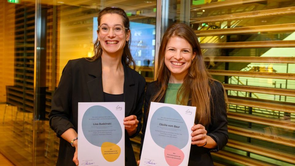 Ausgezeichnet mit dem Leibniz-Promotionspreis 2025: Lisa Budzinski vom Deutschen Rheuma-Forschungszentrum Berlin und Cäcilia vom Baur vom ZEW – Leibniz-Zentrum für Europäische Wirtschaftsforschung in Mannheim (von links) Die Preisträgerinnen