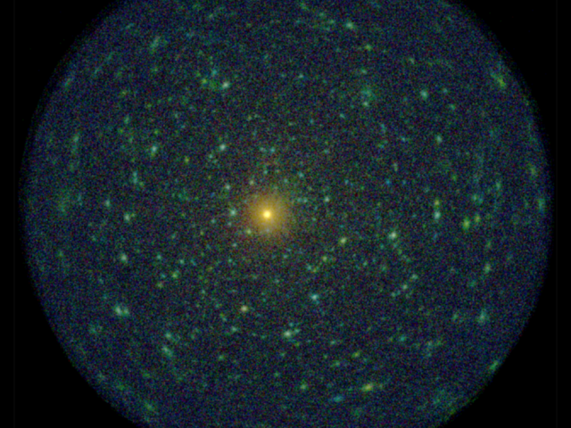 Der rotierende Neutronenstern Pulsar PSR B0656+14 in der Mitte einer Aufnahme, die länger als einen Tag belichtet wurde