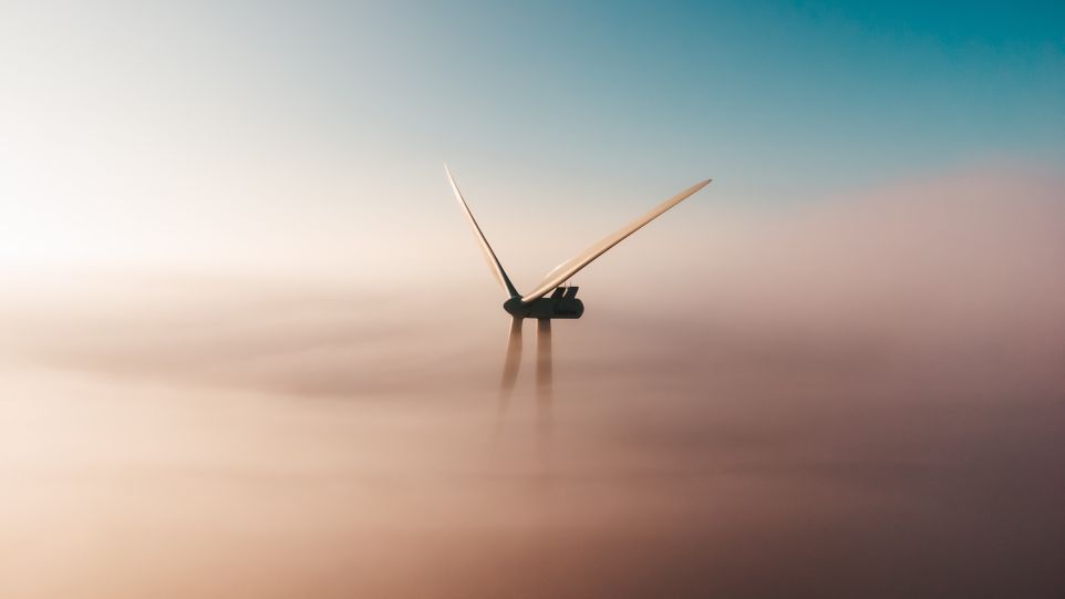 Windrad im Morgennebel