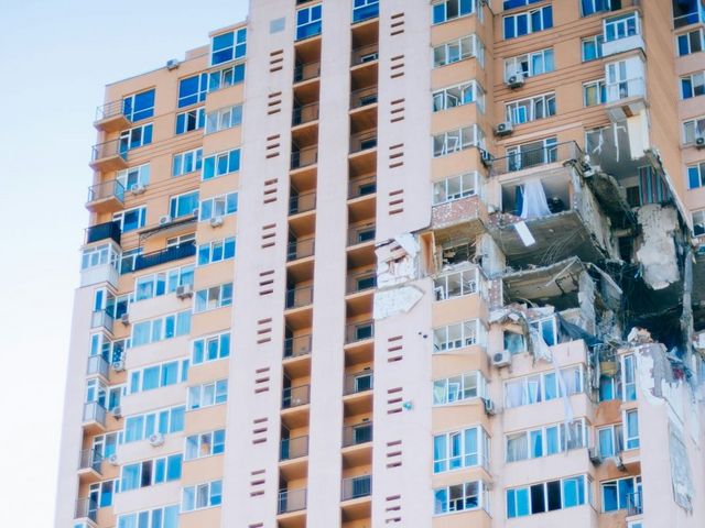 Von einer Rakete beschädigtes Hochhaus