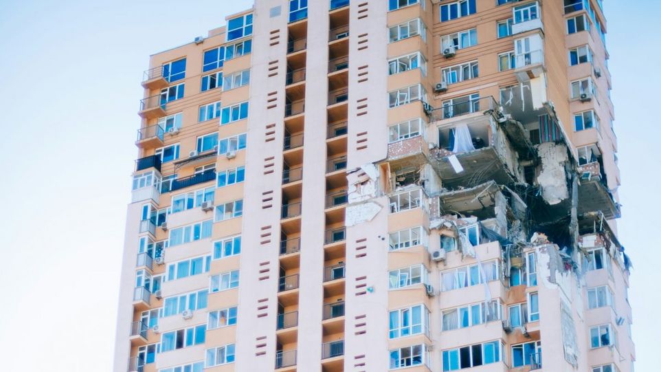 Von einer Rakete beschädigtes Hochhaus