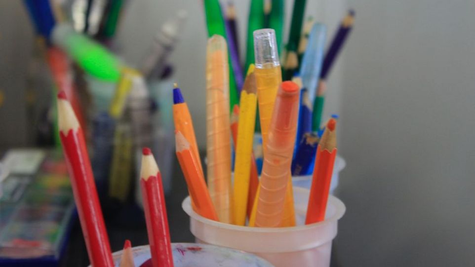 Bunte Stifte in Plastikbehältern
