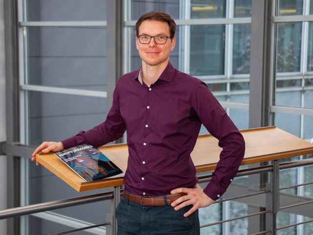 Erstautor Dr. Stefan Lischke mit Cover von "nature photonics"