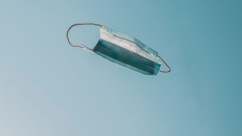 Haben wir Corona überstanden - oder hat sich nur unser Umgang mit der Krankheit verändert? Durch die Luft fliegende Schutzmaske