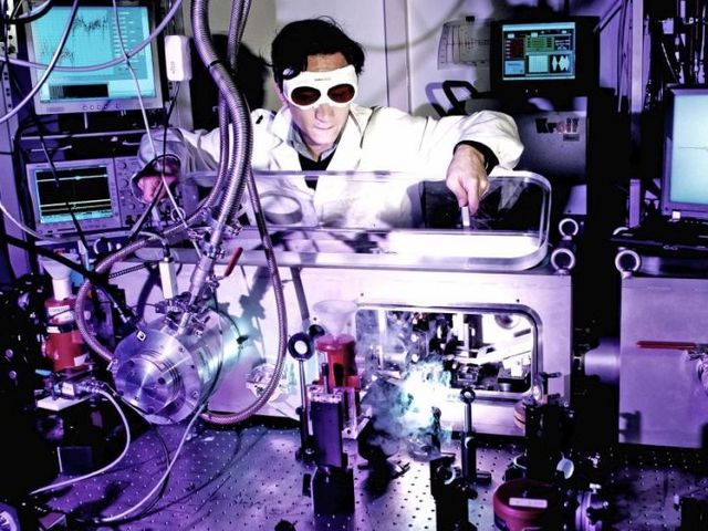 Forscher im Femtosekunden-Applikationslabor des Max-Born-Instituts
