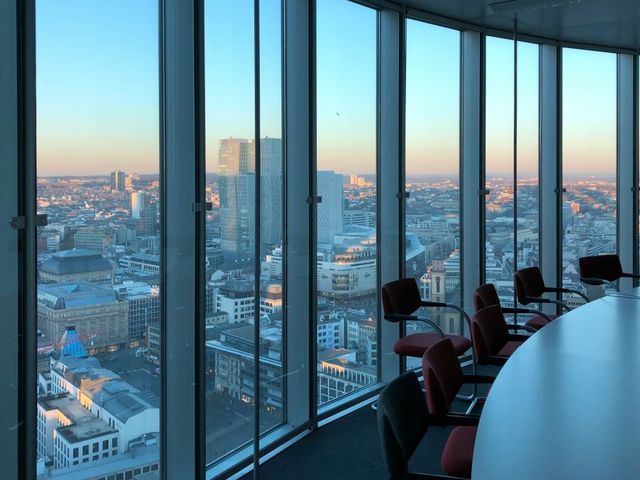 Blick auf Frankfurt aus einem Bürofenster