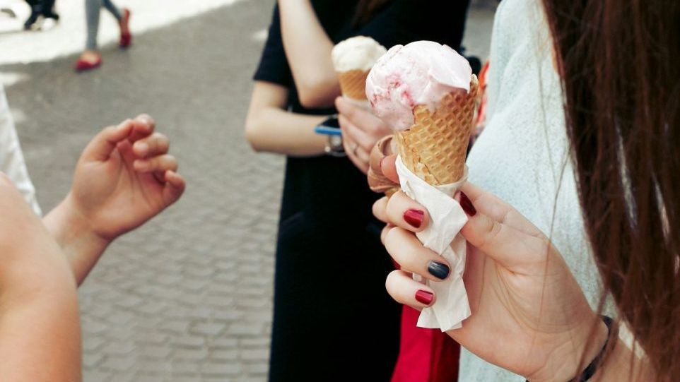 Hände halten Eiswaffeln