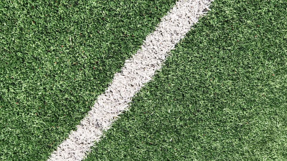 Fußballfeld Rasen mit Feldmarkierung