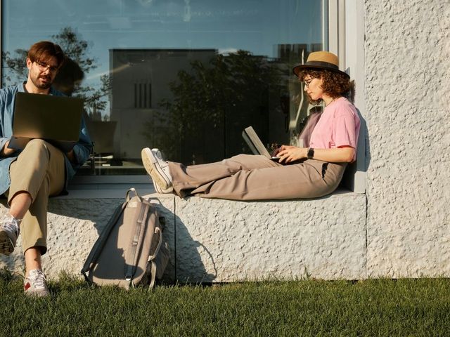 Mann und Frau mit Laptop