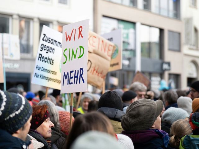 Demonstration mit Transparent "Wir sind mehr"