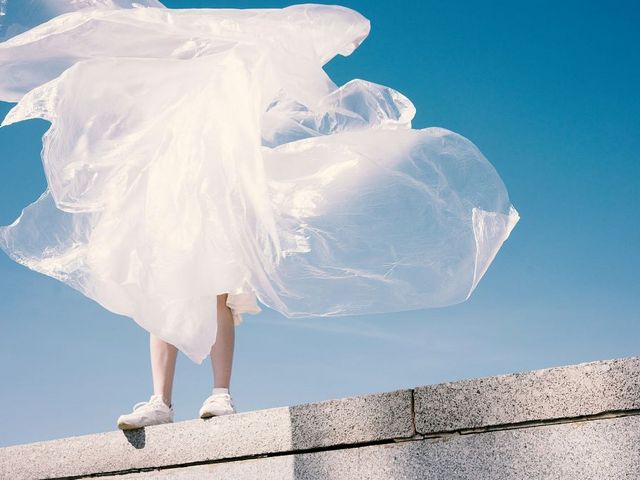 Müllkleid" aus Plastikfolie
