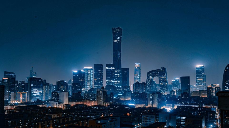Skyline von Peking Nächtliche Skyline mit beleuchteten Hochhäusern