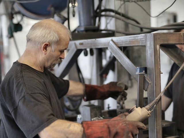 Handwerker bei der Arbeit in Produktionshalle