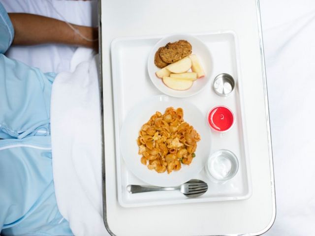 Essenstablett in einem Krankenhausbett