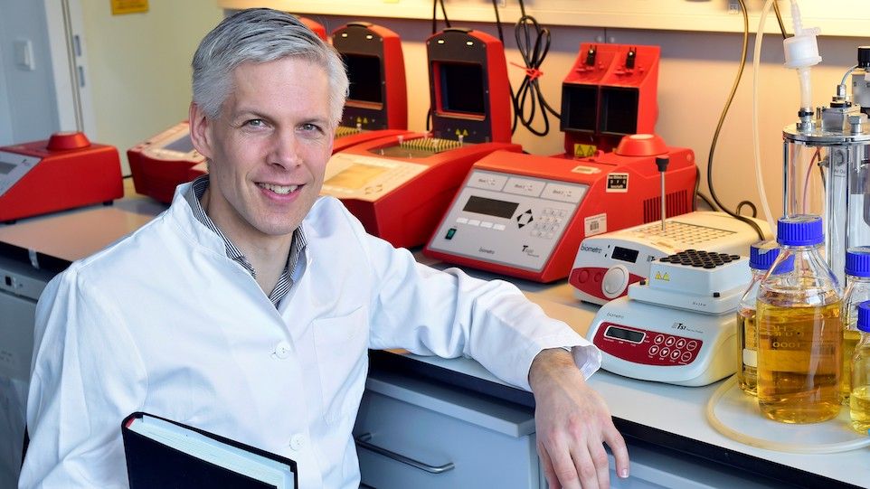 Wilfried Weber im Labor