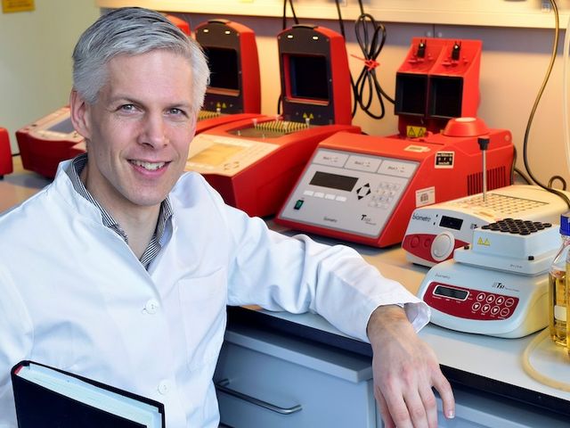 Wilfried Weber im Labor