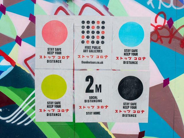Plakate, die zum Einhalten sozialer Distanz auffordern