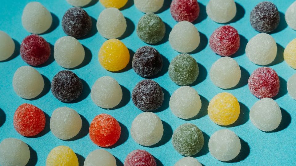 Bunte Bonbonns als Muster in Reihen angeordnet