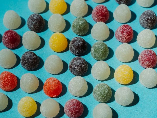 Bunte Bonbonns als Muster in Reihen angeordnet