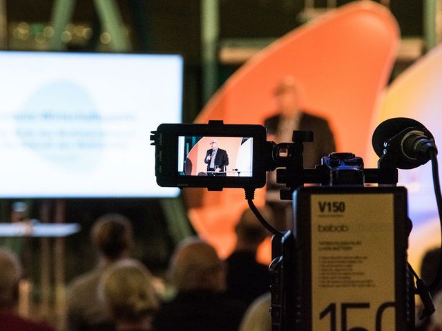 Leibniz-Präsident Matthias Kleiner am Rednerpult, zu sehen auf dem Display einer Filmkamera